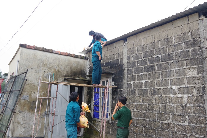 Lực lượng dân quân huyện Phú Vang chằng chống nhà cửa cho bà con nhân dân.