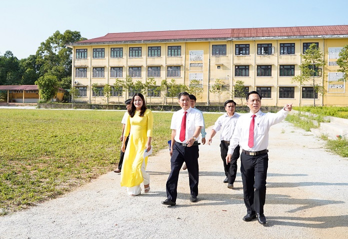 Chủ tịch UBND thị xã Hương Thủy Nguyễn Thanh Minh (giữa) kiểm tra khu vực sân bóng đá của Trường THPT Hương Thủy vừa được thị xã đầu tư trên 2 tỷ đồng