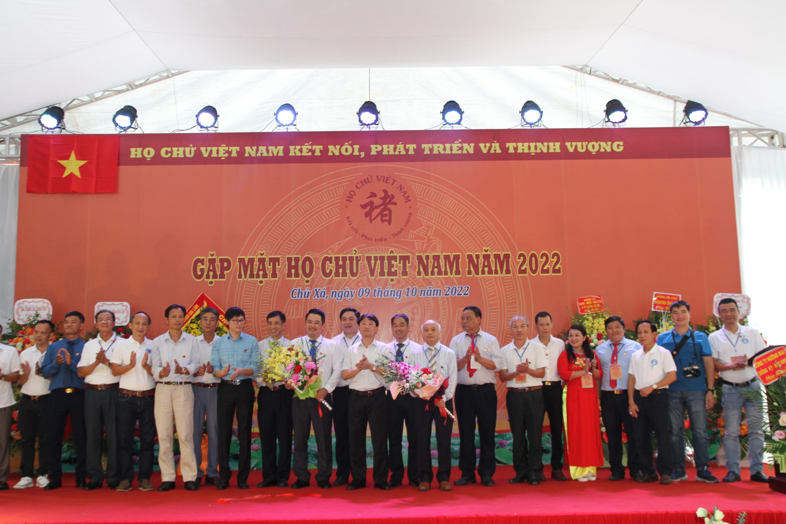 Lãnh đạo huyện Gia Lâm, TP. Hà Nội tặng hoa chúc mừng Ban liên lạc họ Chử Việt Nam