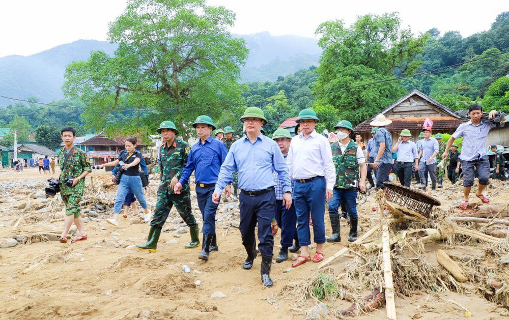 Đồng chí Nguyễn Đức Trung, Chủ tịch UBND tỉnh Nghệ An tới hiện trường chỉ đạo huyện Kỳ Sơn khắc phục hậu quả mưa lũ