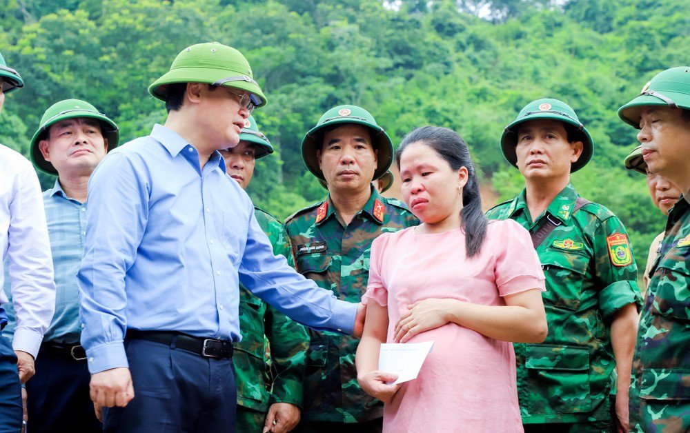 Đồng chí Nguyễn Đức Trung thăm hỏi, động viên và trao những suất quà đầy ý nghĩa động viên đồng bào Kỳ Sơn sớm vượt qua khó khăn 