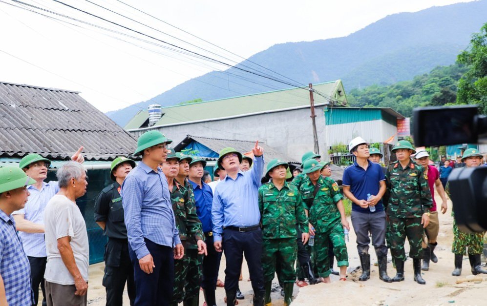 Đồng chí Chủ tịch UBND tỉnh Nghệ An kiểm tra một số điểm có nguy cơ sạt lở, yêu cầu huyện Kỳ Sơn sớm di dời người dân ra khỏi vùng nguy hiểm - Ảnh: Ngọc Linh.