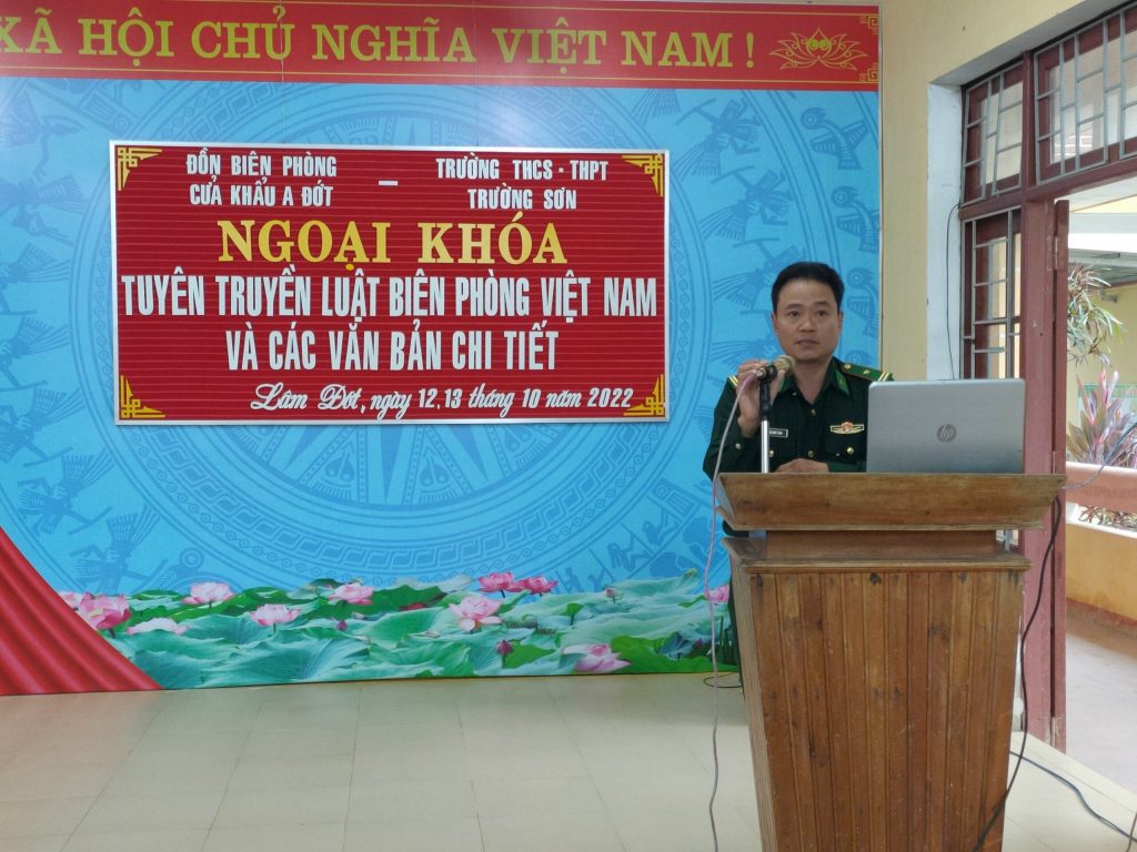 Đại diện Đồn Biên phòng cửa khẩu A Đớt giới thiệu Luật Biên phòng Việt Nam cho các em học sinh.