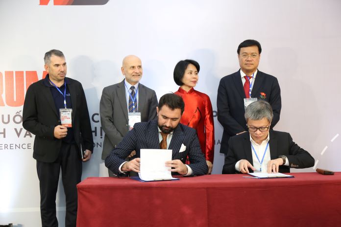 Ông Adrian Socaciu, đại diện Học viện thể thao Rumani và ông Lê Quốc Vinh, đại diện WLS Corporation ký kết thỏa thuận hợp tác 