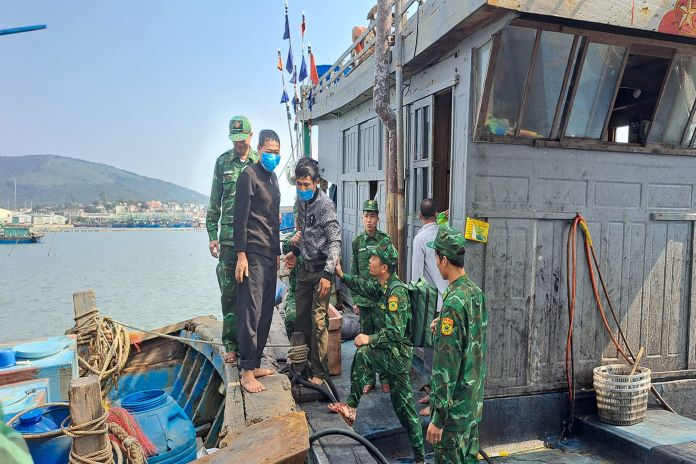 Đón 7 thuyền viên bị nạn cập cảng cá Quỳnh Phương.