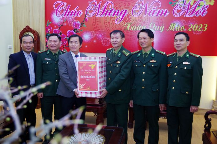 Ông Nguyễn Văn Phương, Chủ tịch UBND tỉnh Thừa Thiên Huế tặng quà cán bộ, chiến sĩ BĐBP tỉnh. 