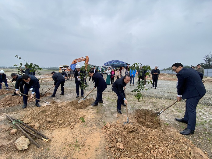 Lãnh đạo UBND tỉnh Thừa Thiên Huế tham gia trồng cây để tạo cảnh quan cho dự án Khu công nghiệp Gilimex.