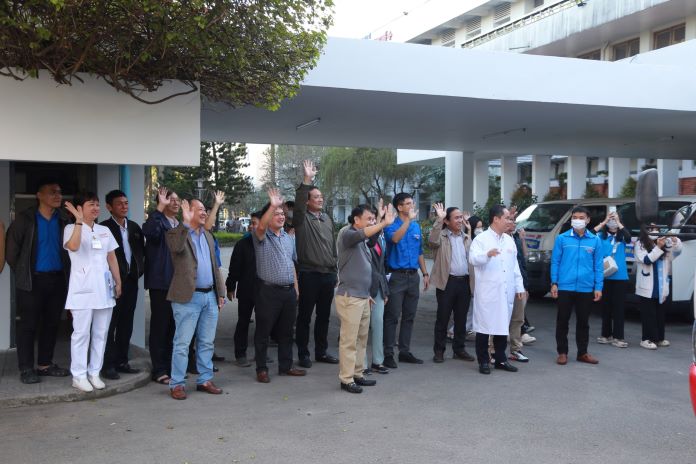 Ban giám đốc Bệnh viện Trung ương Huế gửi những lời chúc, lời chào đến các bệnh nhân trước khi về quê đón Tết.