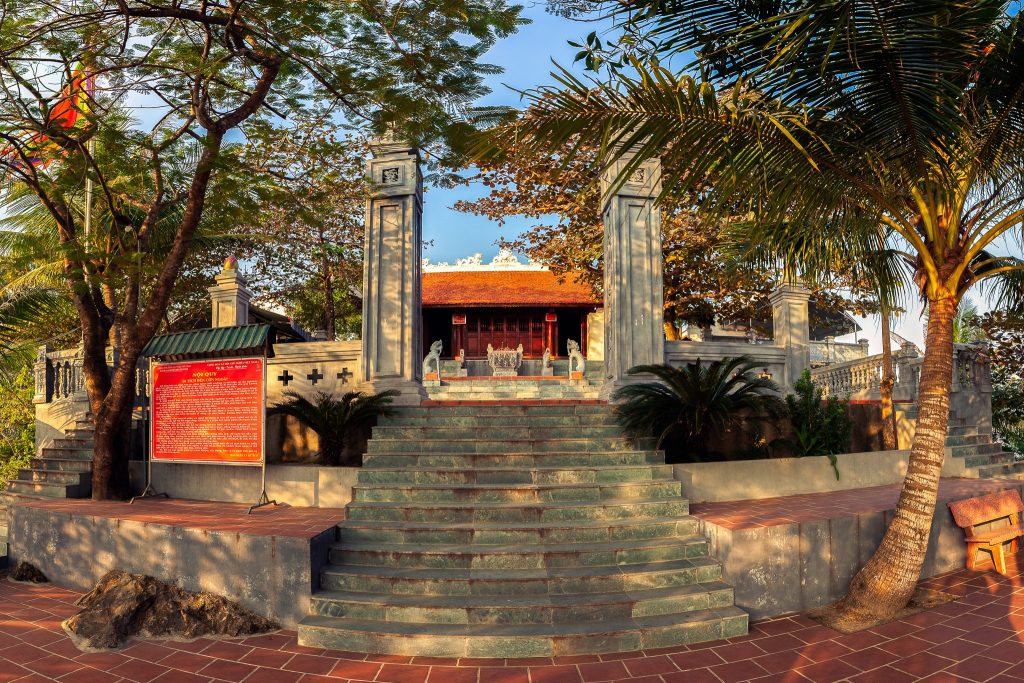 Đền Cờn - là một trong những ngôi đền linh thiêng nhất của vùng Bắc Trung Bộ.