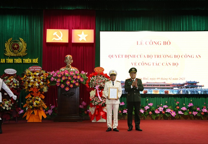 Đại tá Nguyễn Thanh Tuấn, Giám đốc Công an tỉnh Thừa Thiên Huế trao quyết định bổ nhiệm chức vụ Phó Giám đốc Công an tỉnh cho Thượng tá Hồ Xuân Phương.