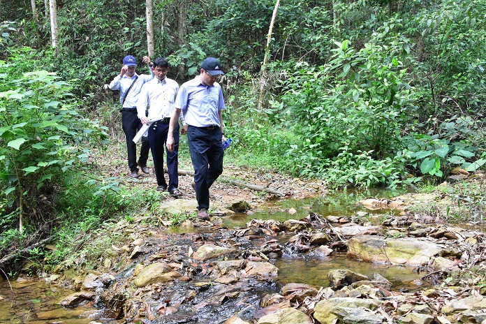 Ông Hoàng Hải Minh, Phó Chủ tịch UBND tỉnh Thừa Thiên Huế cùng đoàn công tác đi kiểm tra thực địa tuyến đường.