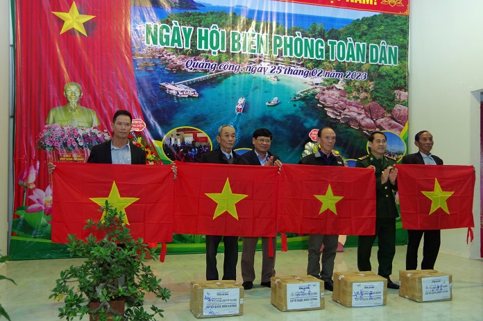 Đại diện Bộ Chỉ huy BĐBP tỉnh và UBMTTQVN tỉnh Thừa Thiên Huế tặng cờ Tổ quốc cho người dân.