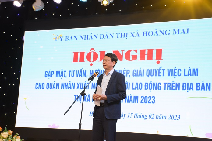 Đồng chí Phạm Văn Hào, Phó Chủ tịch UBND thị xã phát biểu khai mạc.