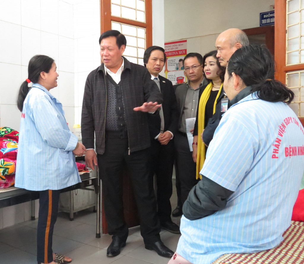 Thứ trưởng Đỗ Xuân Tuyên trò chuyện với bác sĩ điều trị tại Phân viện Giám định pháp y tâm thần.