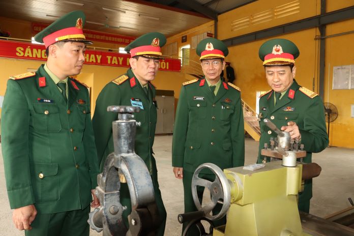 Đại tá Hồ Xuân Tùng, Phó Chủ nhiệm Kỹ thuật Quân khu kiểm tra phương tiện sữa chữa Trạm Sữa chữa – Tổng hợp