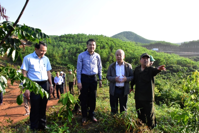 Đoàn công tác kiểm tra thực địa việc trồng cây bản địa đa loài tại khu vực khe Liềm