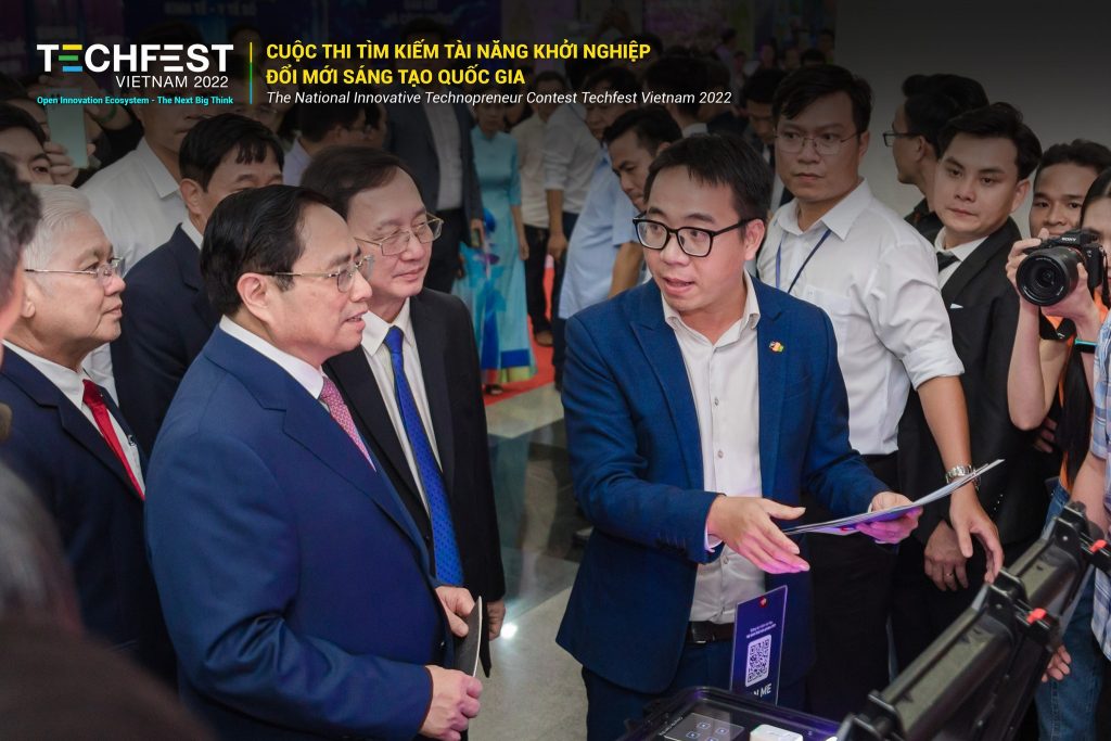 Thủ tướng Chính phủ Phạm Minh Chính; Bộ trưởng Bộ Khoa học và Công nghệ Huỳnh Thành Đạt cùng các lãnh đạo trải nghiệm công nghệ từ giải pháp FPT Booster tại Techfest