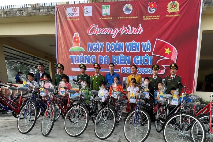 Trao tặng 10 chiếc xe đạp cho các em học sinh.