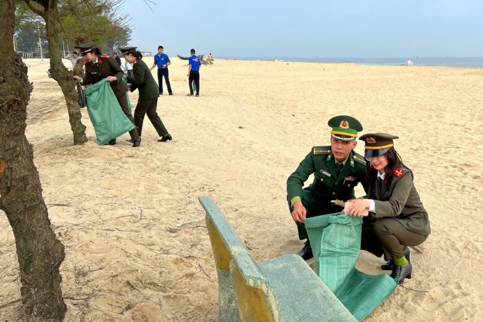 Đoàn viên thanh niên các đơn vị ra quân tổng dọn vệ sinh khu vực bãi biển Thuận An.