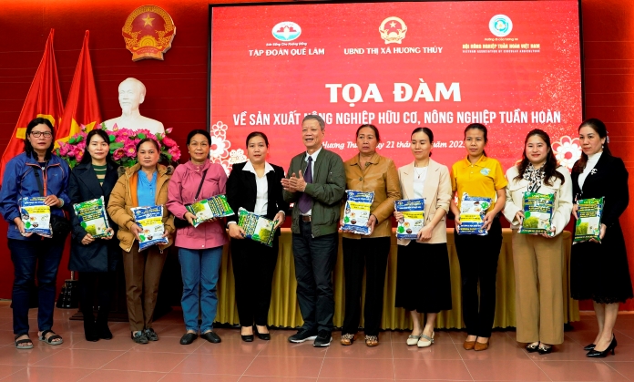 Tập đoàn Quế Lâm tặng phân hữu cơ vi sinh cho bà con nông dân Hương Thủy.
