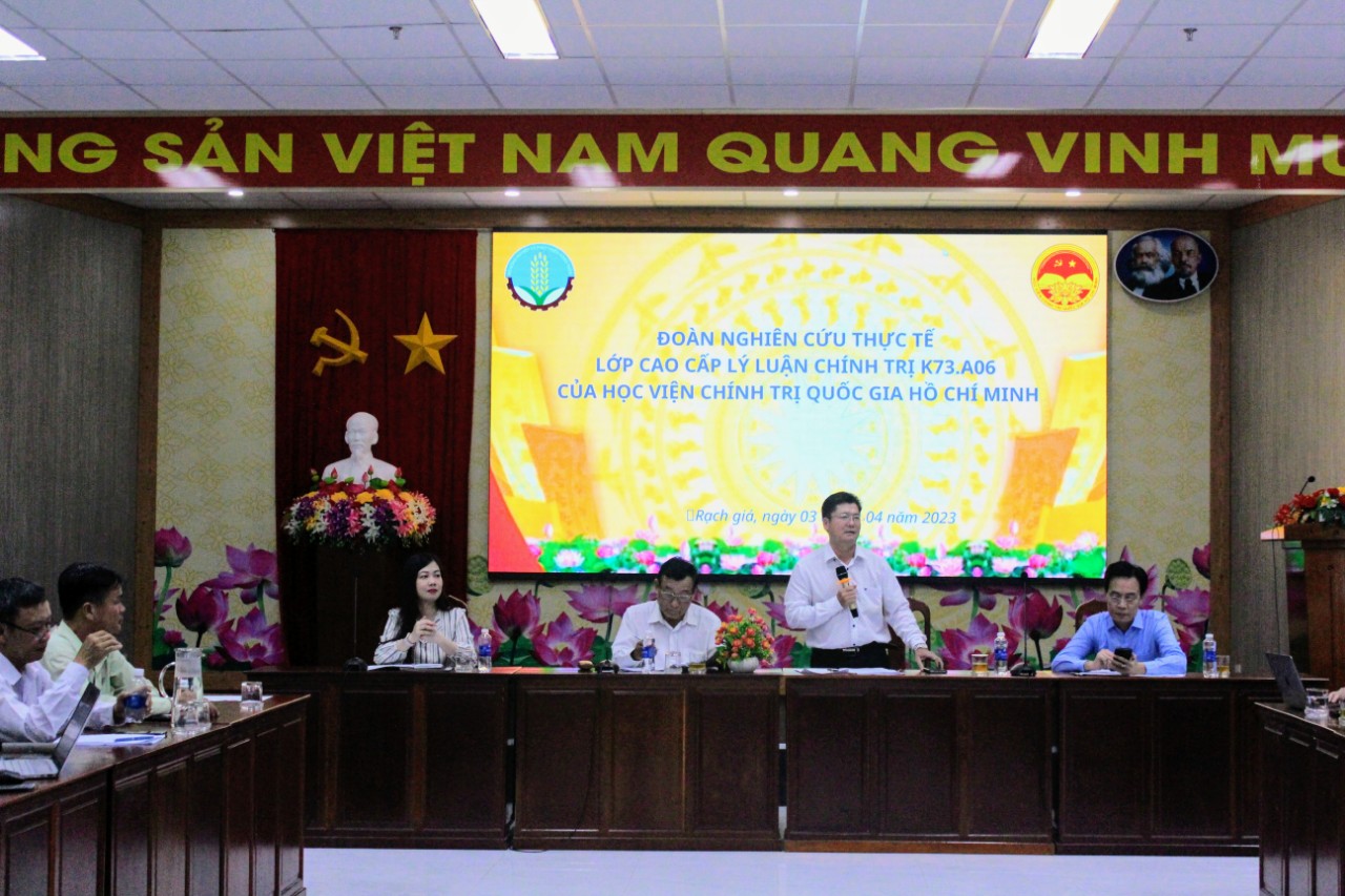 Đồng chí Huỳnh Thanh Liêm báo cáo về phát triển kinh tế tập thể hướng tới hoàn thành chỉ tiêu Nông thôn mới.