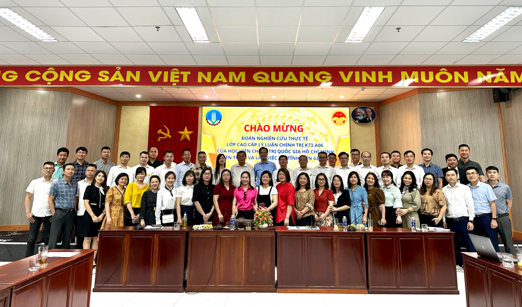 Đoàn nghiên cứu thực tế của lớp K73. A06, viện Chính trị quốc gia Hồ Chí Minh chụp ảnh lưu niệm cùng Ban Tuyên giáo và Sở NN&PTNT Kiên Giang.