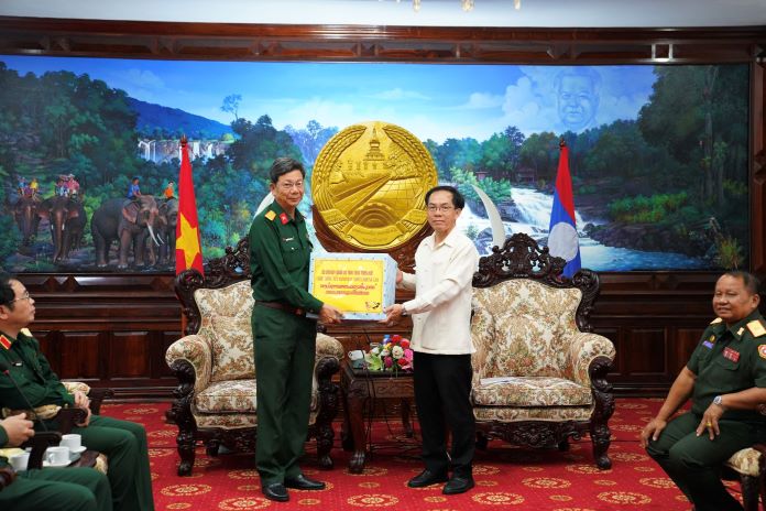 Đại tá Nguyễn Đình Khoa, Phó Chỉ huy trưởng Bộ CHQS tỉnh Thừa Thiên Huế gửi món quà chúc Tết đến chính quyền và nhân dân tỉnh Salavan.