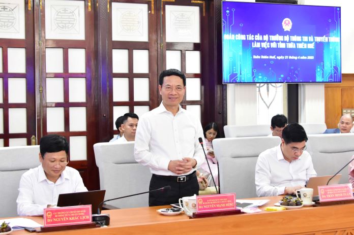 Bộ trưởng Nguyễn Mạnh Hùng phát biểu tại buổi làm việc.