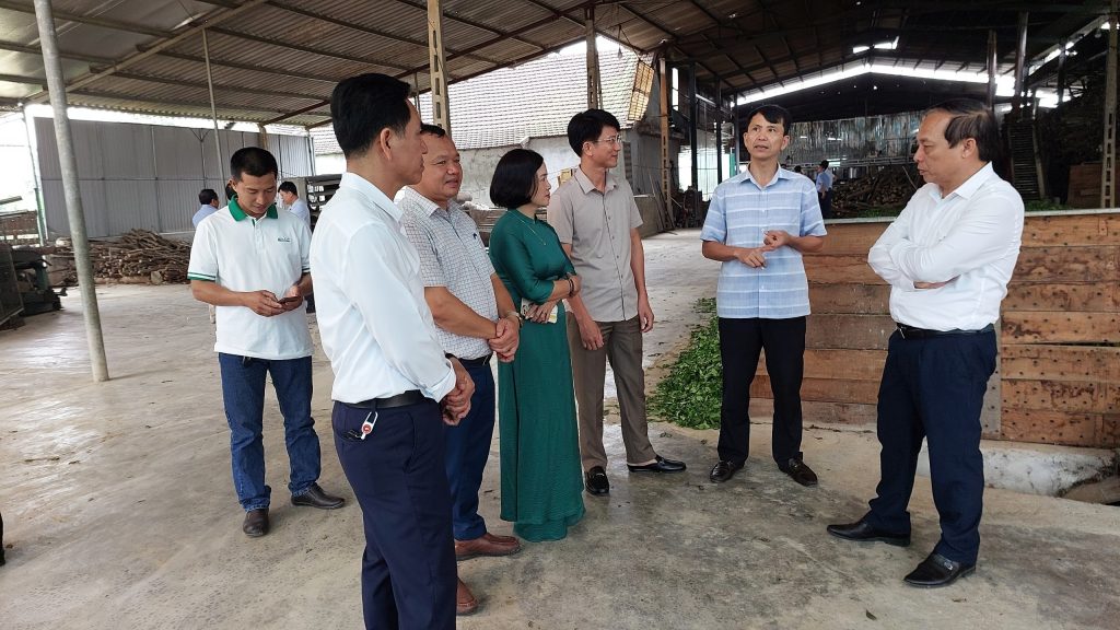 Đồng chí Nguyễn Quang Tùng (ngoài cùng bên phải) UV BCH Đảng bộ tỉnh, Chủ tịch Hội Nông dân tỉnh Nghệ An lắng nghe và chia sẻ về những thuận lợi, khó khăn của hội viên nông dân.