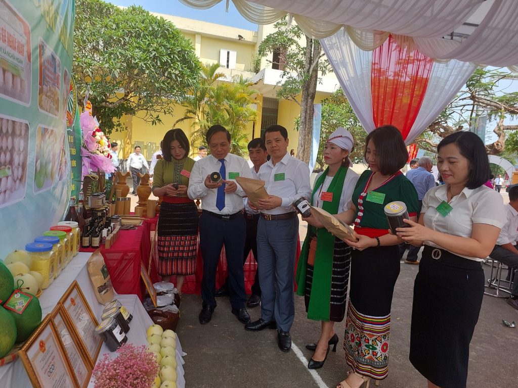 Đoàn đại biểu tham quan gian hàng trưng bày các sản phẩm nông nghiệp của huyện Tân Kỳ 
