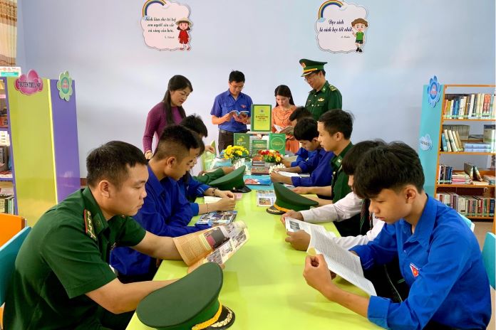 Cán bộ, chiến sĩ và các em học sinh tham gia hưởng ứng Ngày Sách và Văn hóa đọc Việt Nam.