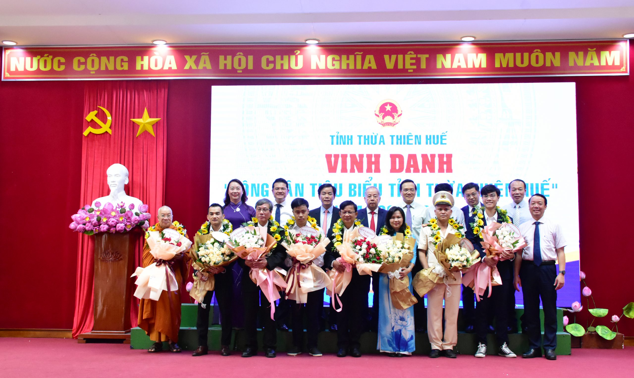 Lãnh đạo tỉnh Thừa Thiên Huế tặng hoa chúc mừng, chụp ảnh lưu niệm cùng các công dân tiêu biểu được vinh danh.