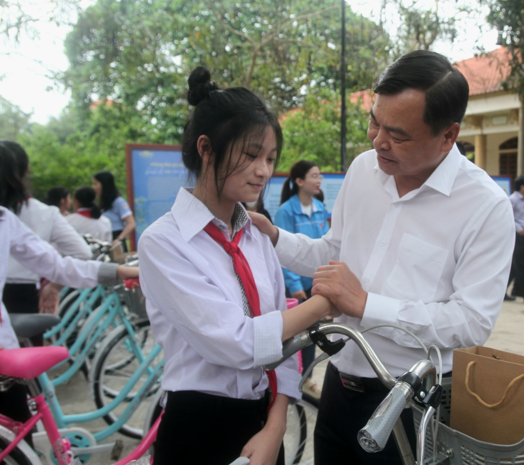 Đảng bộ Bộ NN&PTNT trao tặng 20 chiếc xe đạp cho học sinh nghèo vượt khó.
