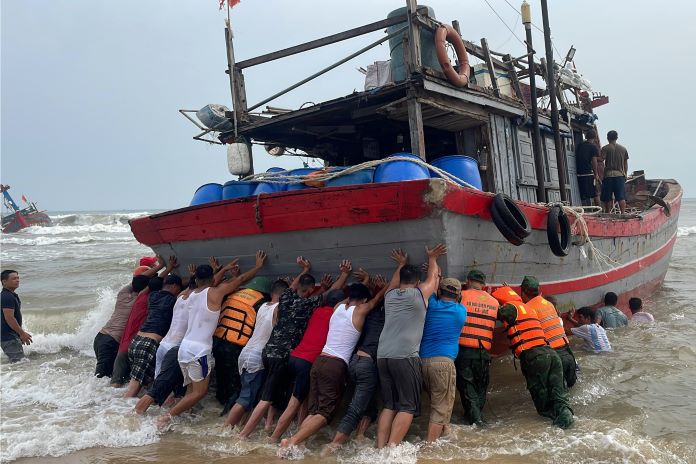 Đồn Biên phòng Cửa khẩu cảng Thuận An phối hợp với các ngư dân tiến hành cứu hộ 2 tàu cá.