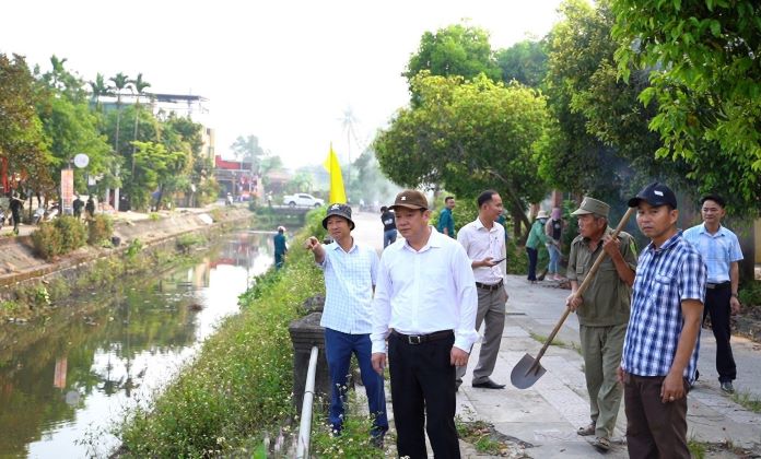 Lãnh đạo thị xã Hương Thủy kiểm tra hoạt động ra quân hưởng ứng Ngày Chủ nhật xanh.
