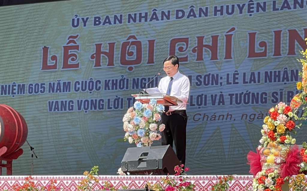 Đồng chí Hoàng Văn Thanh - Chủ tịch UBND huyện Lạng Chánh đọc diễn văn khai mạc Lễ hội.