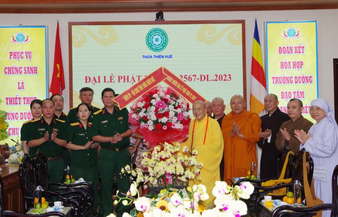 Đảng ủy, Bộ CHQS tỉnh Thừa Thiên Huế tặng lẵng hoa tươi thắm đến Ban trị sự Giáo hội Phật giáo Việt Nam tỉnh.
