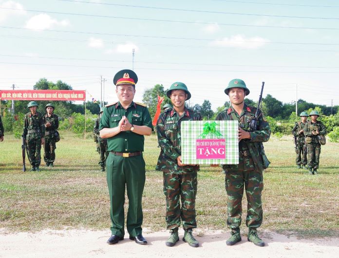 Thượng tá Lê Huy Nghĩa, Phó Chỉ huy trưởng, Tham mưu trưởng Bộ CHQS tỉnh tặng quà động viên các lực lượng tham gia diễn tập.