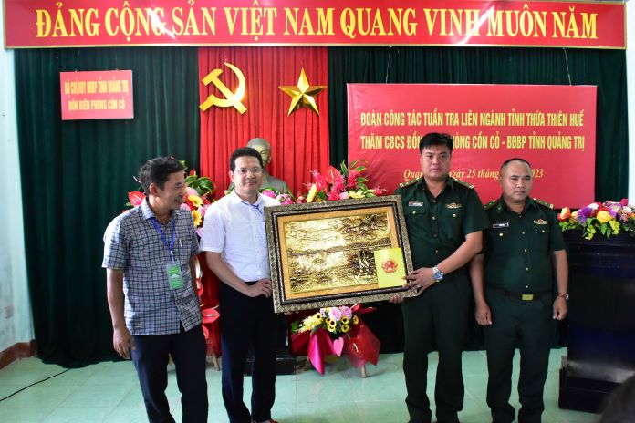 Lãnh đạo tỉnh Thừa Thiên Huế tặng quà cho Đồn Biên phòng Cồn Cỏ.