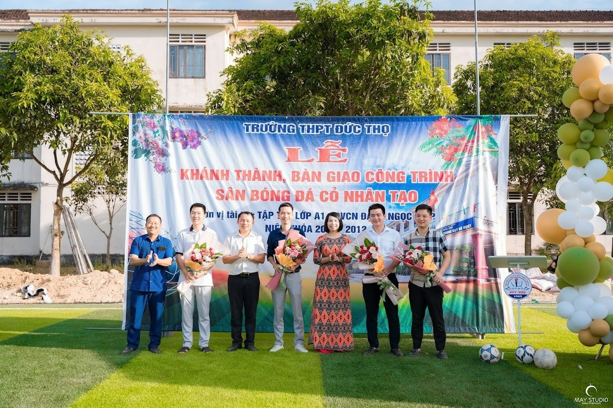 BGH nhà trường tặng hoa cho thầy Đặng Ngọc Giáp - GVCN và các cựu HS 