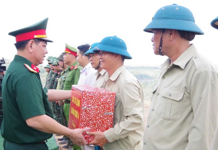 Lãnh đạo Quân khu, lãnh UBND tỉnh tặng quà cho lực lượng thực binh.