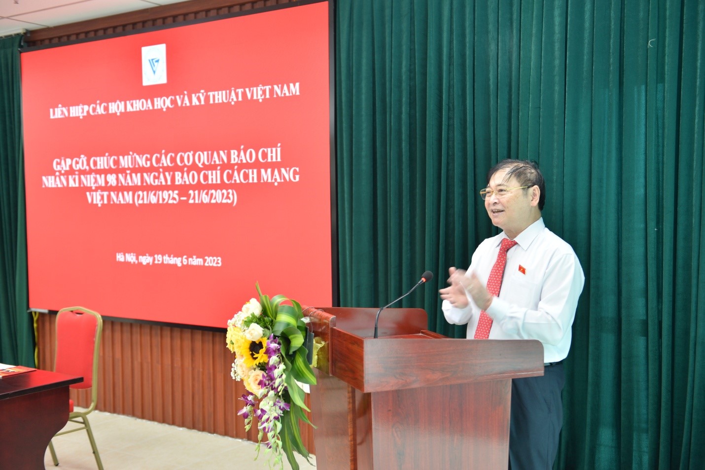 Chủ tịch Liên hiệp Hội Việt Nam Phan Xuân Dũng phát biểu tại buổi gặp gỡ báo chí