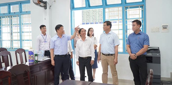 Ông Nguyễn Thanh Bình, Phó Chủ tịch Thường trực UBND tỉnh Thừa Thiên Huế kiểm tra công tác chuẩn bị kỳ thi tốt nghiệp THPT tại trường THPT Nguyễn Huệ.