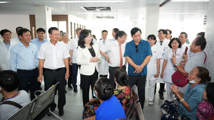 Bộ trưởng Bộ Y tế Đào Hồng Lan đến thăm, làm việc tại Bệnh viện Trung ương Huế.