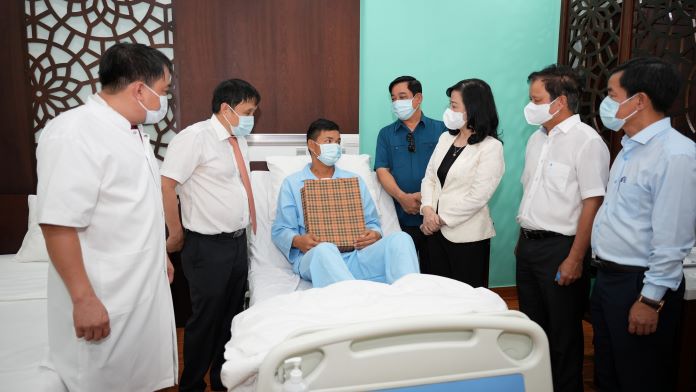 Bộ trưởng cùng lãnh đạo tỉnh Thừa Thiên Huế đến thăm bệnh nhân ghép tim xuyên Việt thành công vào ngày 06/7/2023.
