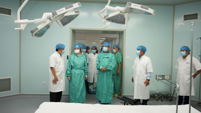 Bộ trưởng cùng đoàn công tác tham quan các phòng bệnh, cơ sở vật chất của Bệnh viện Trung ương Huế.
