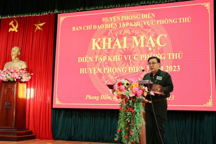 Ông Võ Văn Vui, Bí thư Huyện ủy, Trưởng Ban chỉ đạo diễn tập KVPT huyện phát biểu khai mạc diễn tập.