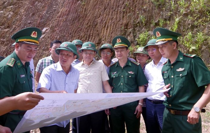 Khảo sát tuyến đường từ xã Trung Sơn, huyện A Lưới đi mốc 646.