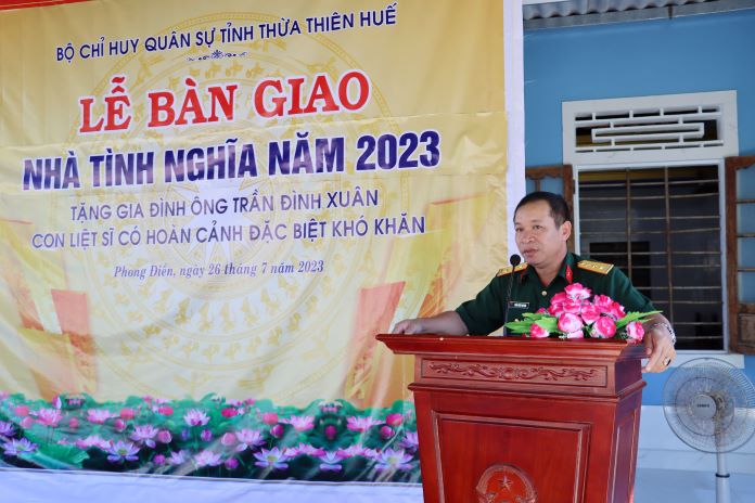 Thượng tá Trần Đình Quang, Phó Chủ nhiệm Chính trị Bộ CHQS tỉnh Thừa Thiên Huế phát biểu tại lễ trao nhà tình nghĩa.