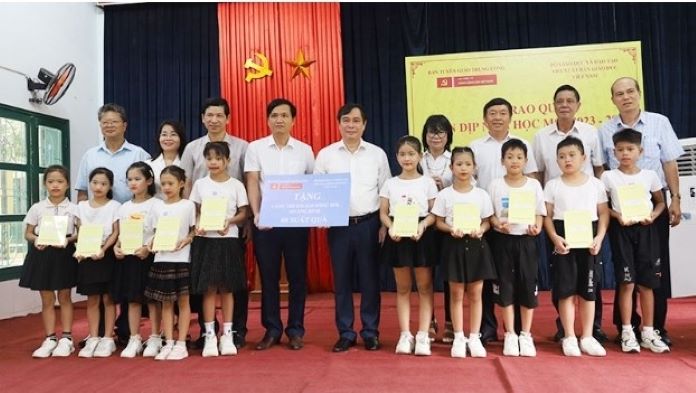 Đồng chí Phan Xuân Thủy Phó Trưởng Ban Tuyên giáo Trung ương trao biển tặng SGK cho lãnh đạo Sở Giáo dục-Đào tạo Quảng Bình.